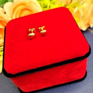 18k gold heart stud